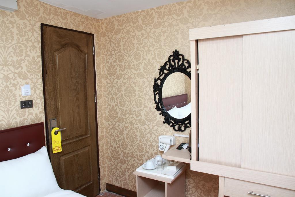 Harrys Suite Hotel Bangkok Kamer foto
