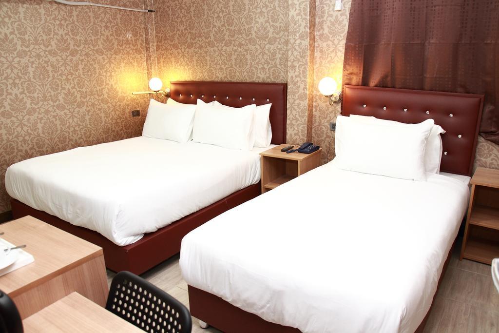 Harrys Suite Hotel Bangkok Kamer foto