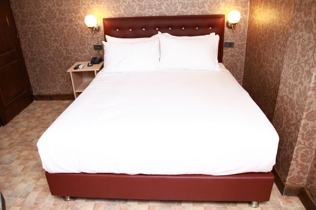 Harrys Suite Hotel Bangkok Buitenkant foto