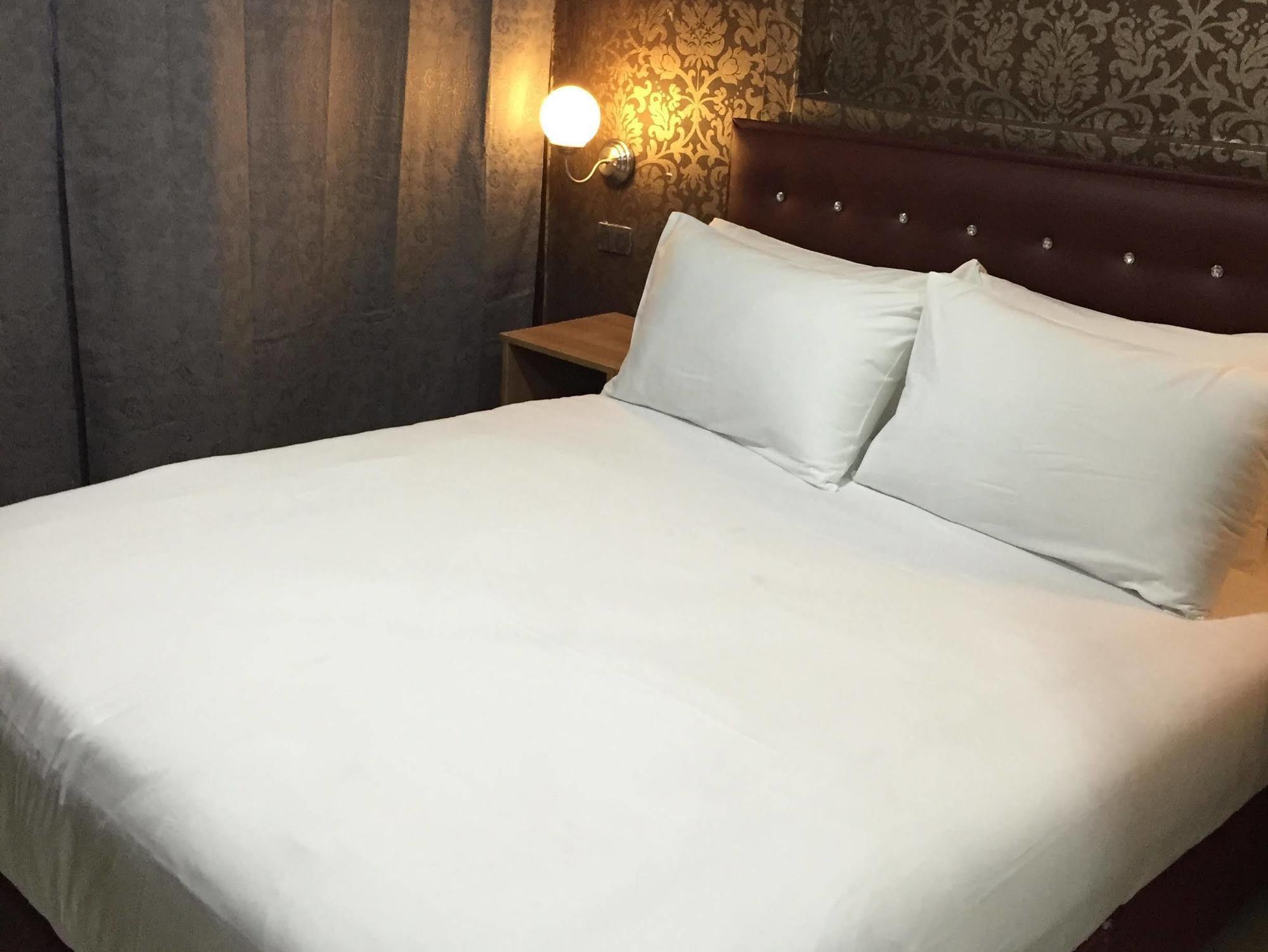 Harrys Suite Hotel Bangkok Buitenkant foto