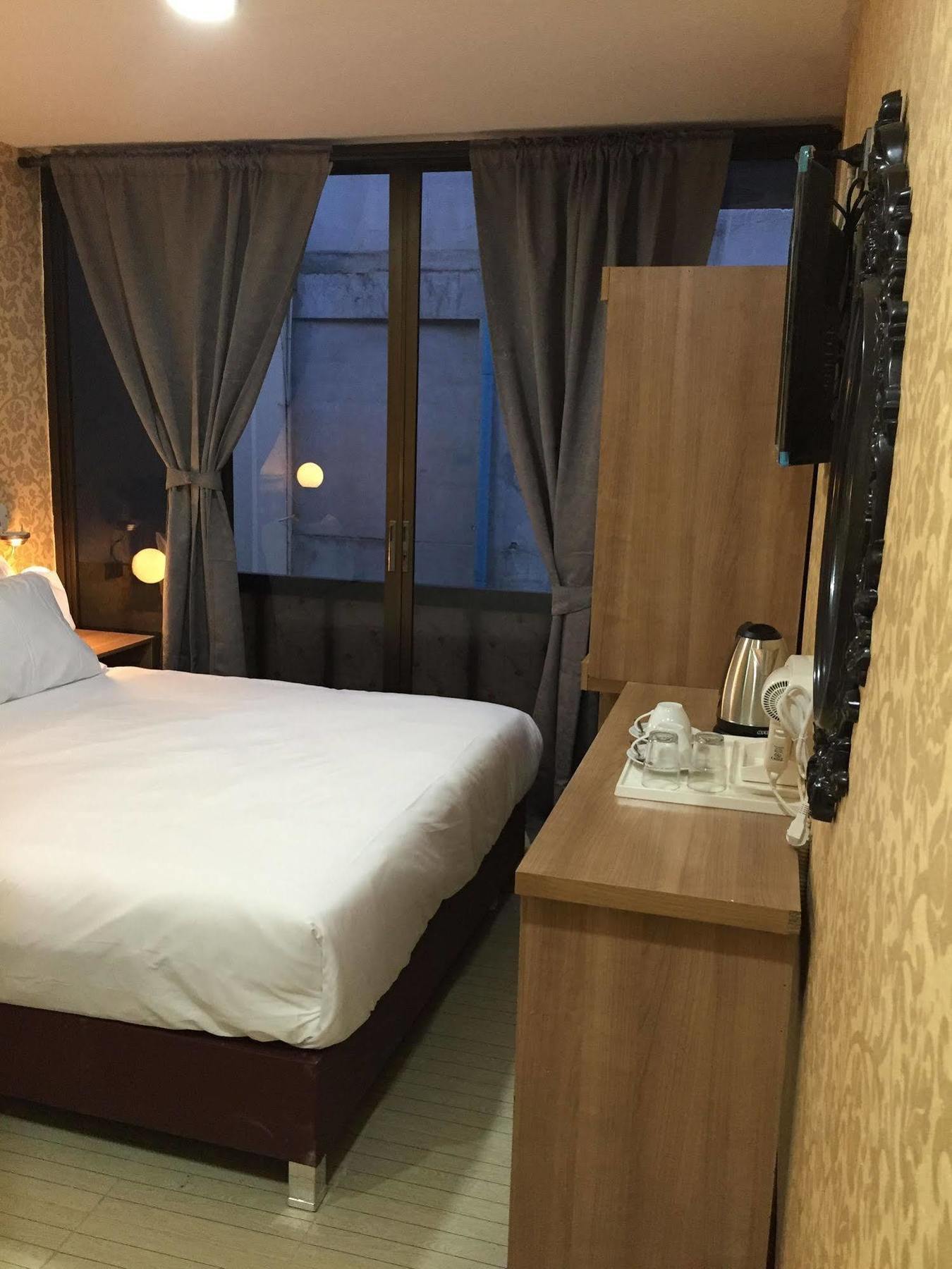 Harrys Suite Hotel Bangkok Buitenkant foto