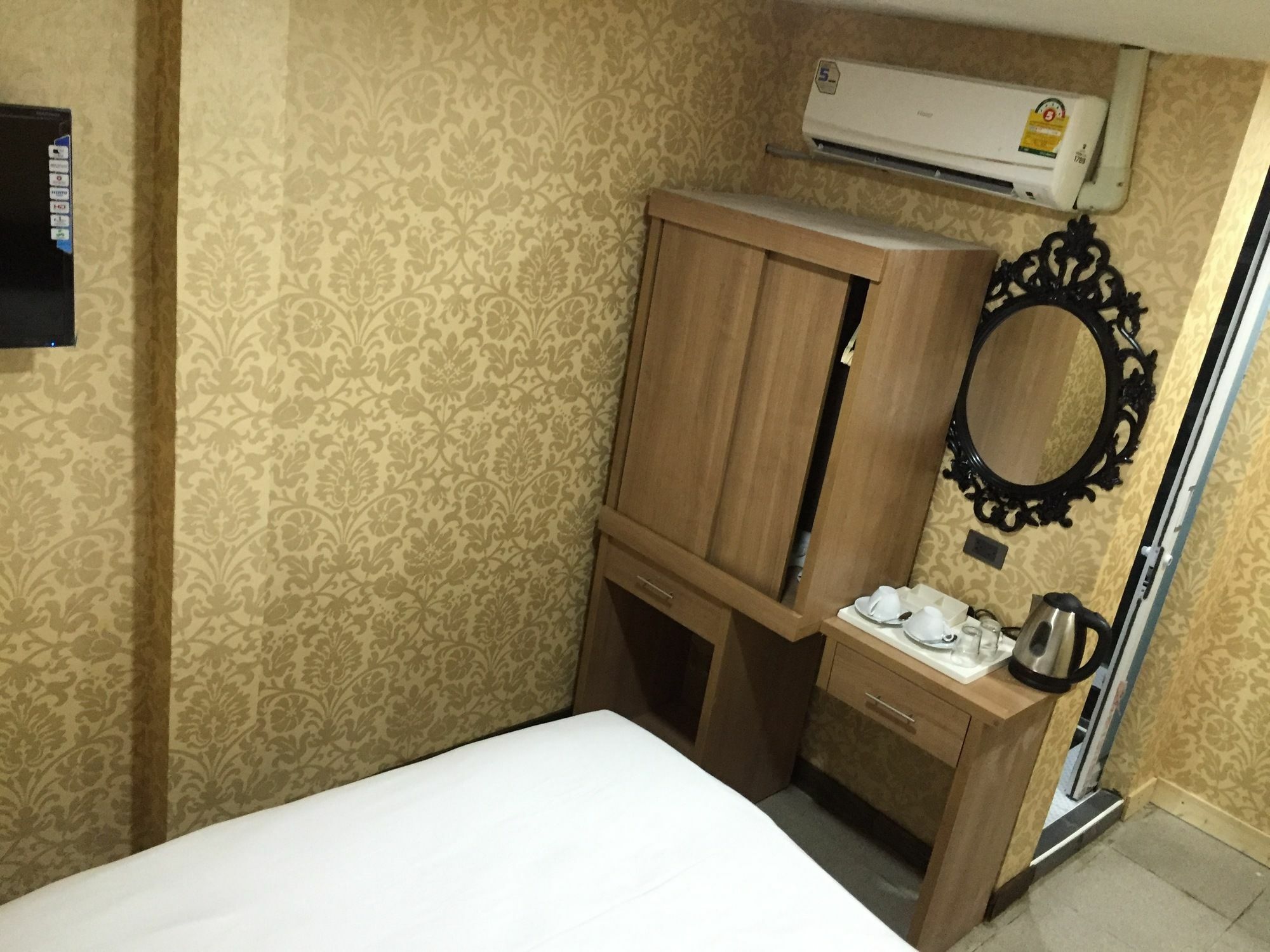 Harrys Suite Hotel Bangkok Buitenkant foto