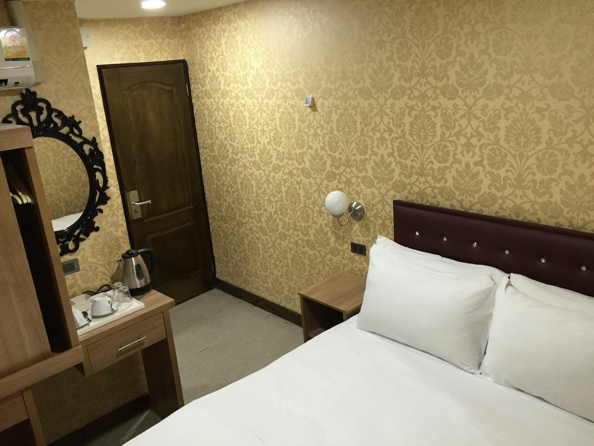Harrys Suite Hotel Bangkok Buitenkant foto