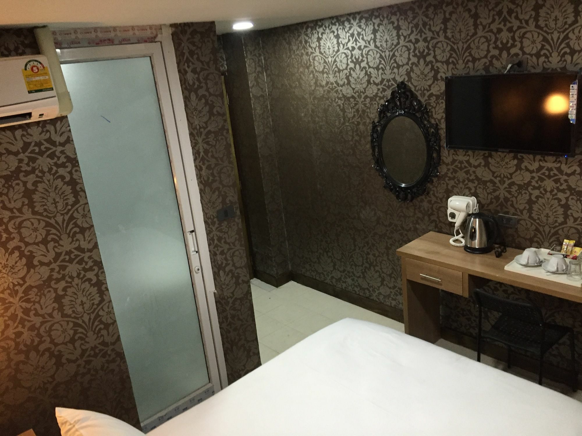 Harrys Suite Hotel Bangkok Buitenkant foto